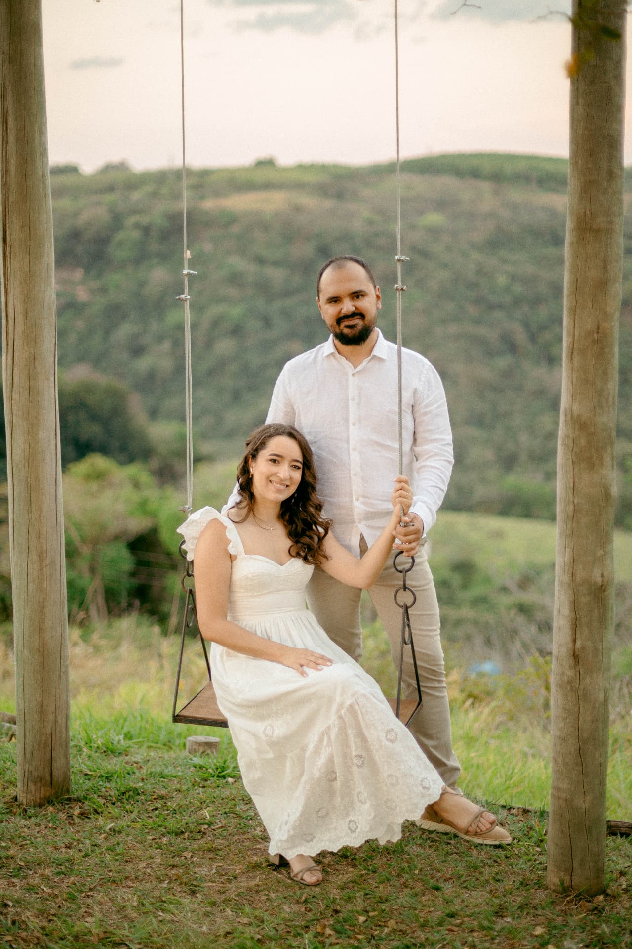 Daniela e Wennder juntos no balanço do campo