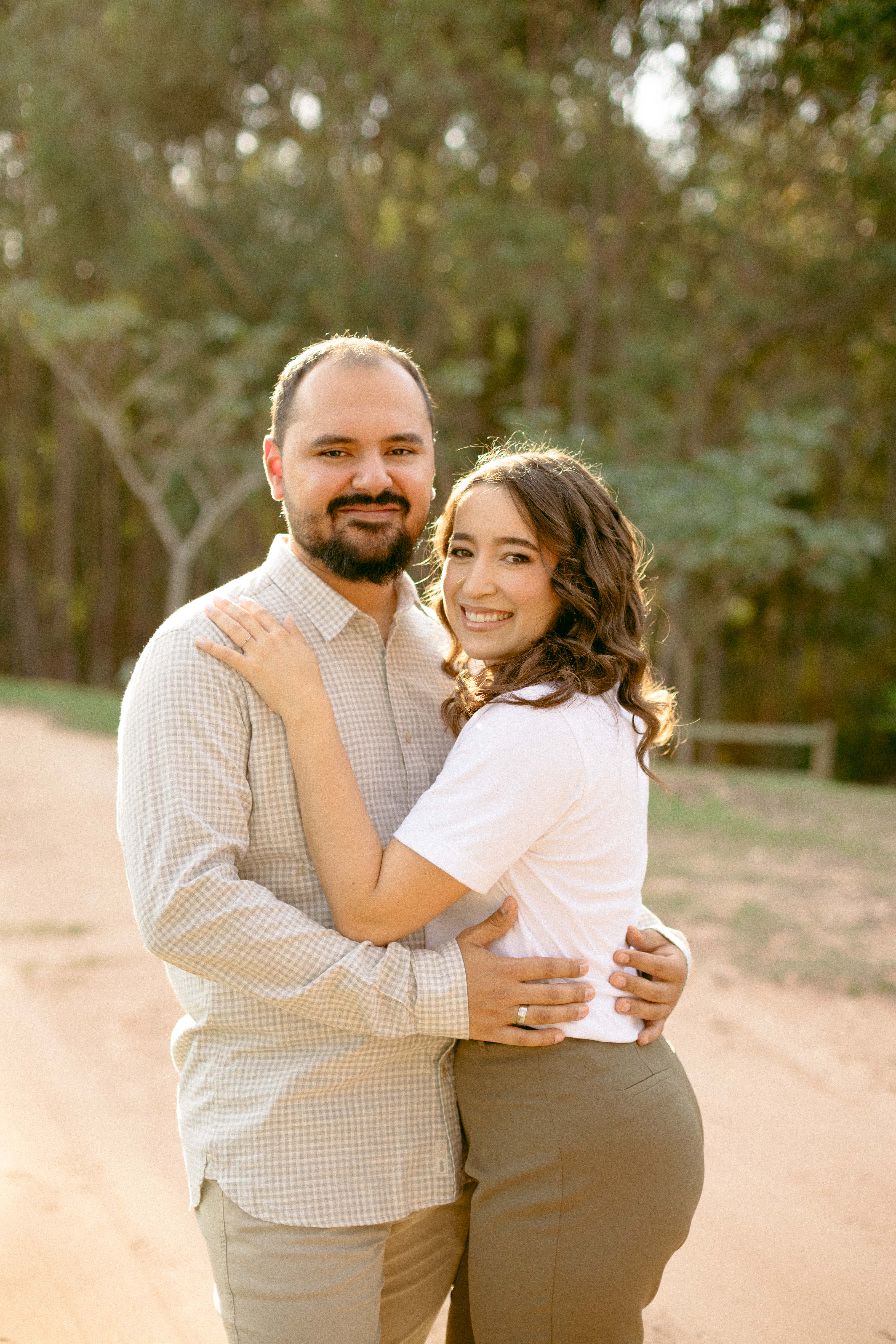 O casal sorrindo durante o ensaio