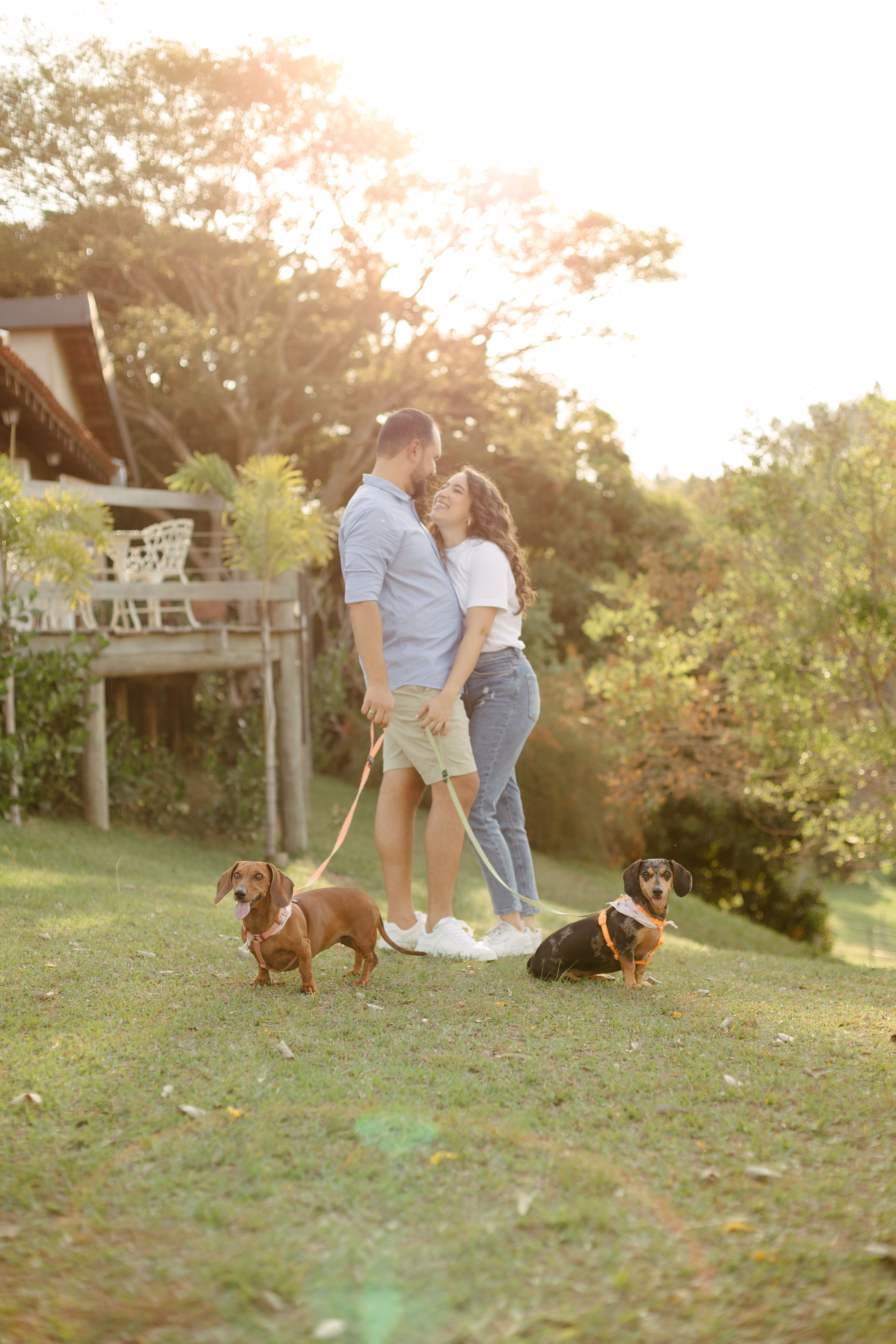 Daniela e Wennder com os dachshunds da família