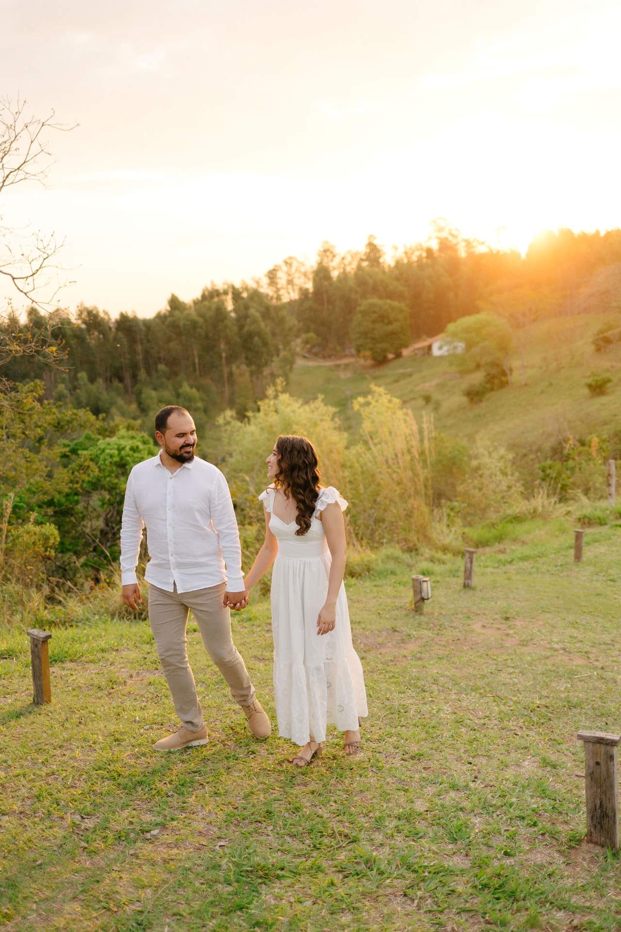 Daniela e Wennder caminhando ao pôr do sol