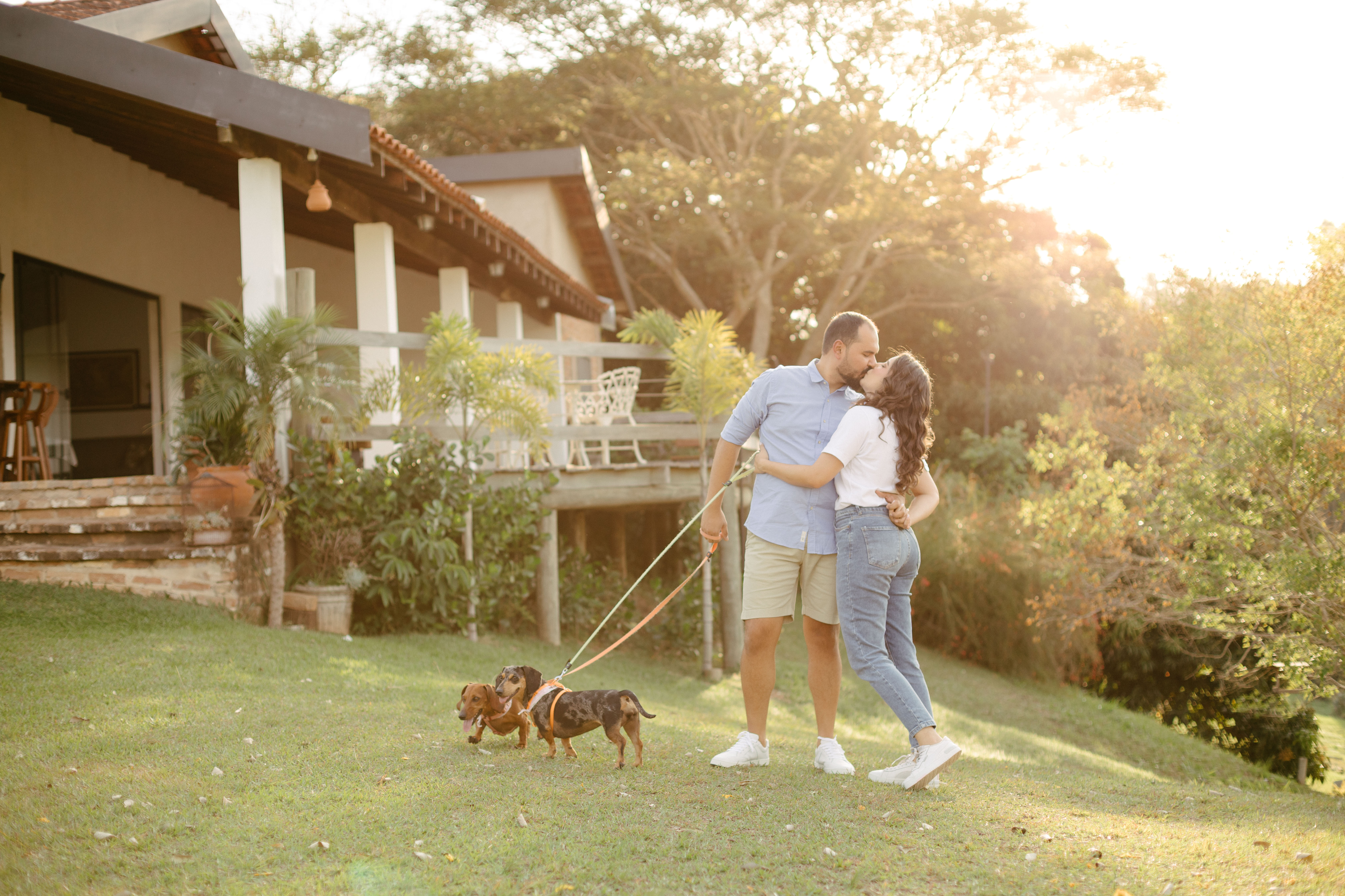 Beijo do casal com os dachshunds