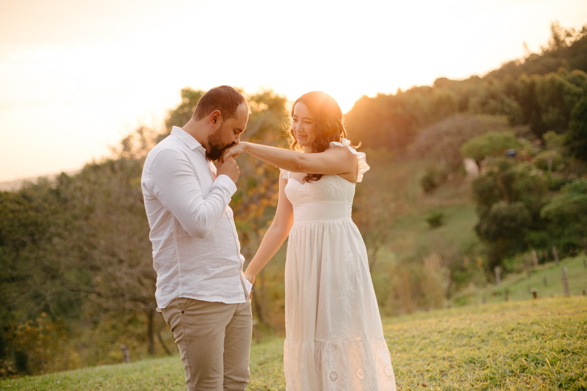Wennder beijando a mão de Daniela ao pôr do sol