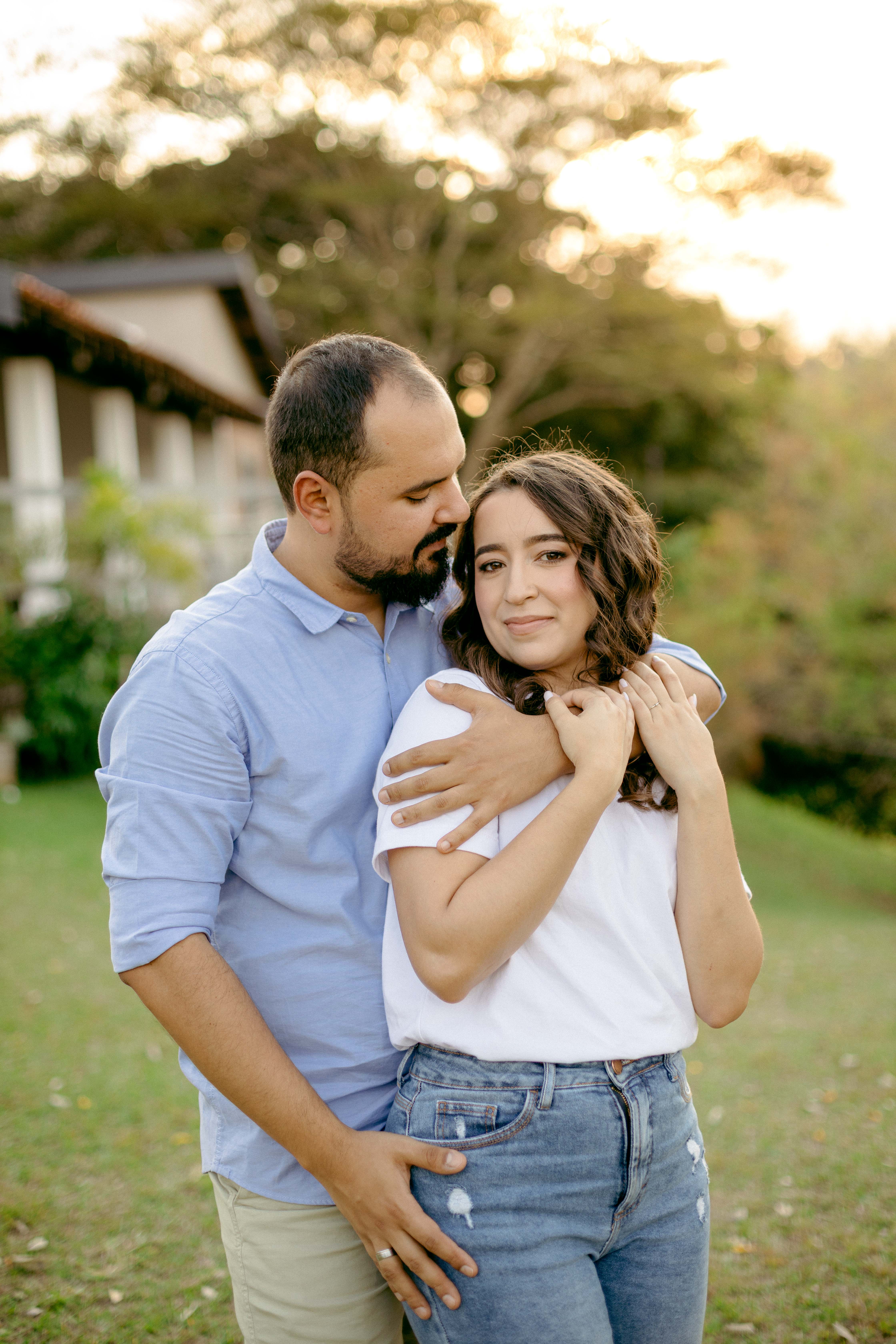 Abraço carinhoso de Daniela e Wennder diante da casa de campo