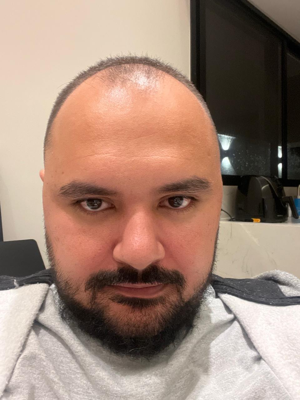 Retrato frontal do noivo com barba e cabelo curto